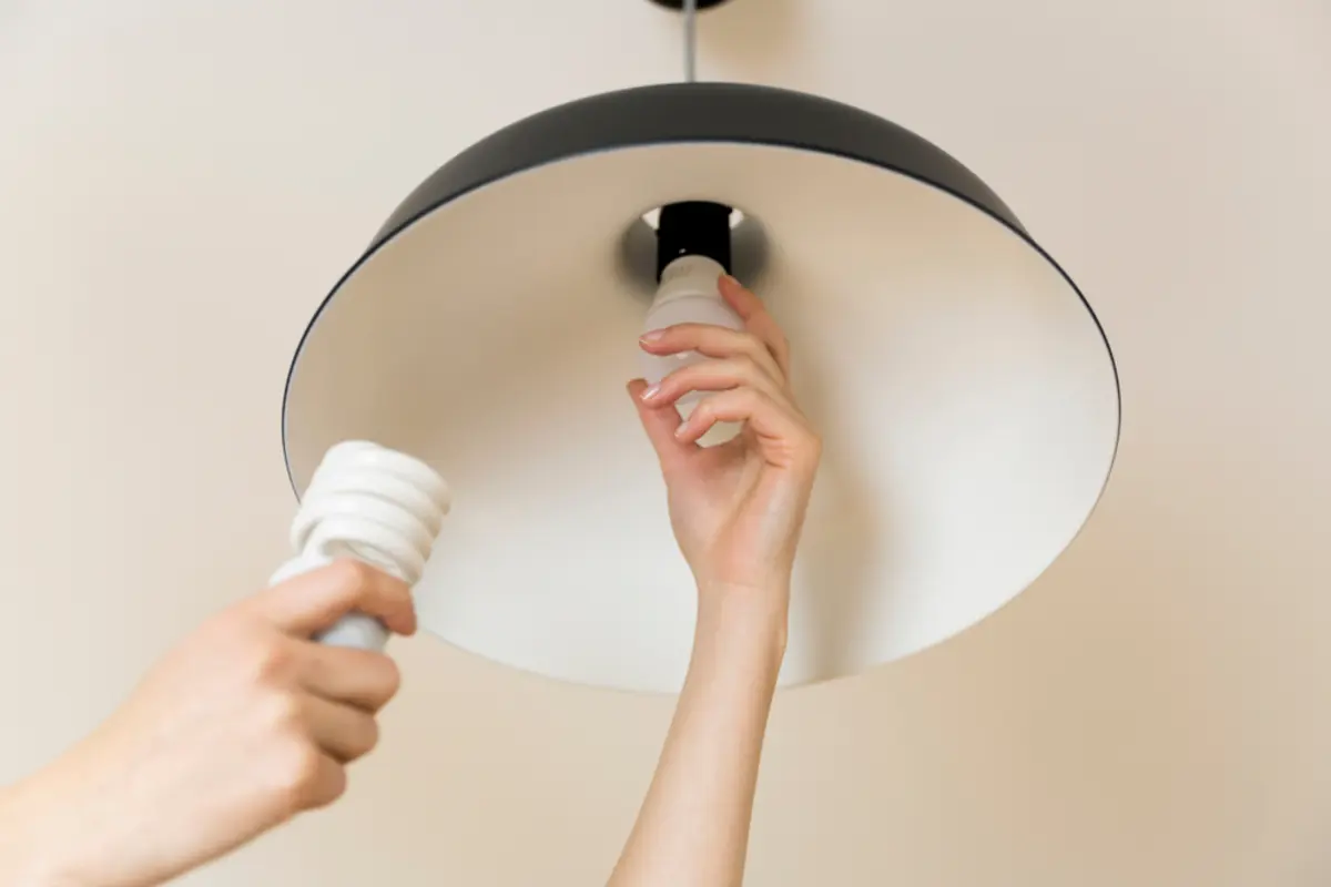 実家はいまだに「白熱電球」です。帰省時に「LED」に交換してあげようと考えていますが、実際、白熱電球とLED電球で“電気代”はどれくらい変わるのでしょうか？