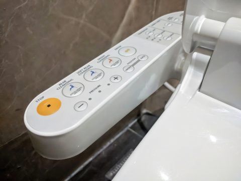 夏はトイレの暖房便座の電源を切っておくのが普通？ 「夏だけ」電源を切った場合、電気代はどれくらい節約できる？