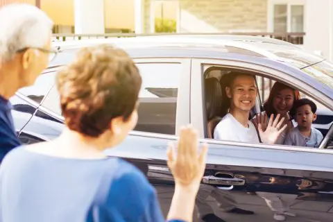 夏休みに家族4人で、名古屋から「福岡」の祖母の家に行きます。車で行ったほうが「新幹線」より節約になりますよね？