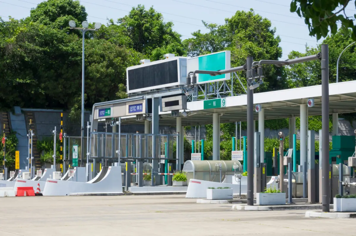 高速道路を走行中、急な腹痛で「トイレ」に行きたくなった！ 一般道路に下りても「2時間以内」に戻れば高速料金は同じって本当？ ETC2.0限定の一時退出「賢い料金」について解説