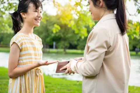 今年小4の子どもの同級生の母親から「今年から500円お小遣いをあげることにした」と聞きました。子どものお小遣いはいつから、いくら渡せばよいのでしょうか？