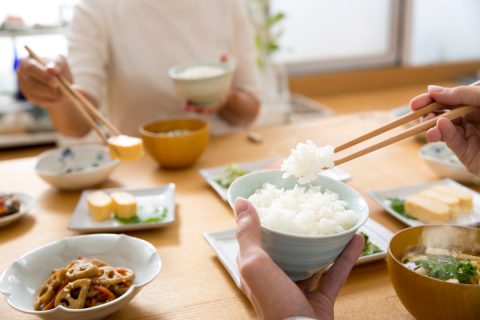 朝ご飯に「白ご飯」と「食パン」ならどちらが節約につながりますか？朝ご飯はできるだけ安く済ませたいです。