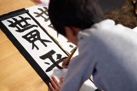 ママ友に「子どもがゲーム以外に集中力がない」と相談したところ「書道教室」を勧められました。「書道教室」の月謝はどのくらいなのでしょうか？