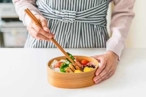 新卒で実家暮らしです。昼は「母の手作り弁当」夜もほぼ「母の手作り料理」を食べています。家にお金を入れていないのですが、これってマズいですか…？