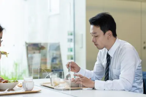 20代の男性会社員です。「1000円以内でランチ」を食べられる店が少なくて困っています。弁当を持参するのは外回りの仕事で難しいのですが、ほかに節約する方法はありますか？