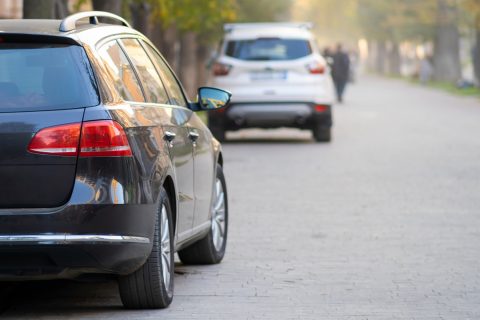 花火大会で駐車場の「空き」が見つからず路上駐車。もし通報されたら罰金はいくら取られる？