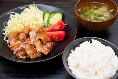 私たち夫婦は「ごはんをよくおかわり」するので周りより食費がかかります。「ごはんおかわり自由」の定食屋に行ったほうが食費を抑えられますか？