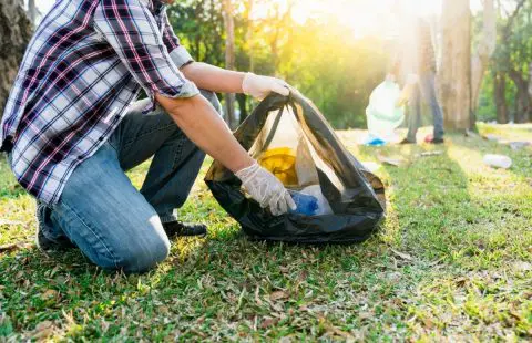 公園で見かける清掃員の人たち。「お金をもらわず」ボランティアしているのでしょうか？アルバイトの可能性もありますか？