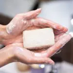 実家はいまだに「ボディーソープ」ではなく「石鹸」を使っています。母は「節約になる」と言いますが、本当でしょうか?