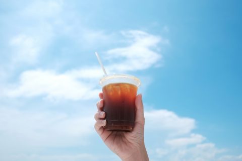 通勤中にコンビニで「Mサイズのアイスコーヒー220円」を買ってしまいます。自宅からコーヒーをもっていくようにしたら年間いくら節約できますか？