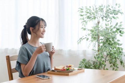 【今は実家暮らし】手取りは月15万円くらいですが、ぜいたくとは無縁。質素な生活を送っています。これなら一人暮らしは可能ですよね？