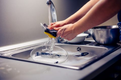 食器洗い中に「水」を出しっぱなしにする夫。水道代が高い要因になっていないか気になります…