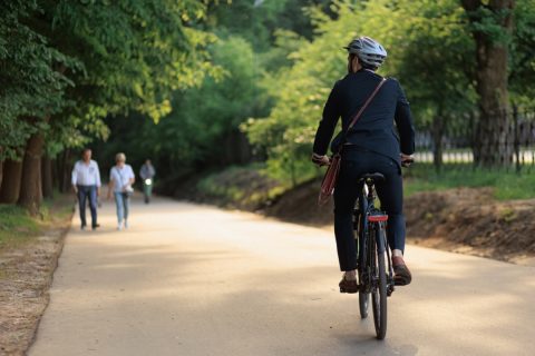 自転車を「両手放し」で運転していたら違反で罰金対象になりますか？危険行為としてみなされる程度でしょうか？