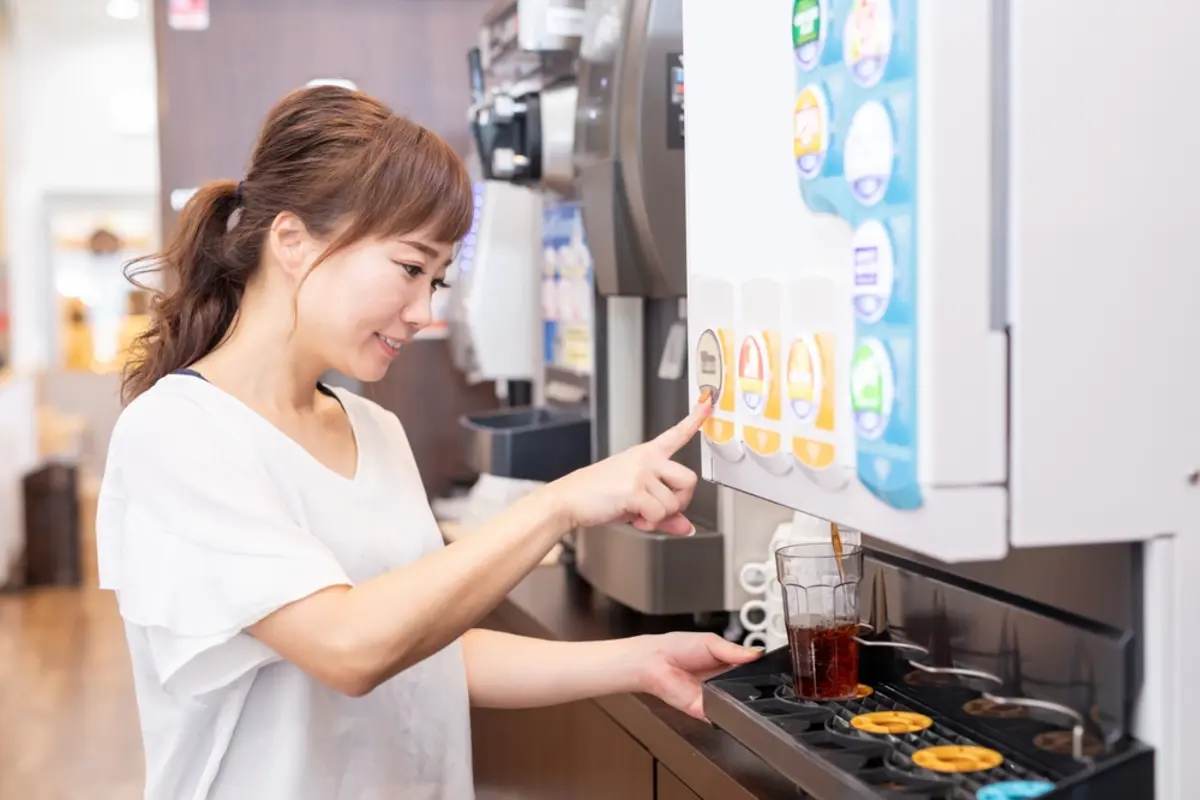 土日に散財してしまうため、漫画喫茶へ行って食費やシャワー代を節約したいです。丸一日滞在したら、料金はどの程度になるでしょうか？