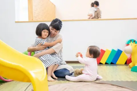 友人に「生後半年で保育園は可哀そう」と言われましたが、早く働きたいので保育園に預けたいと思っています。どれくらい費用がかかりますか？