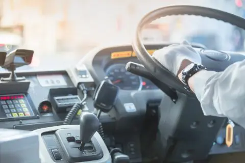 「バス運転手」の年収はどれくらい？他のドライバー職種と比較してみた