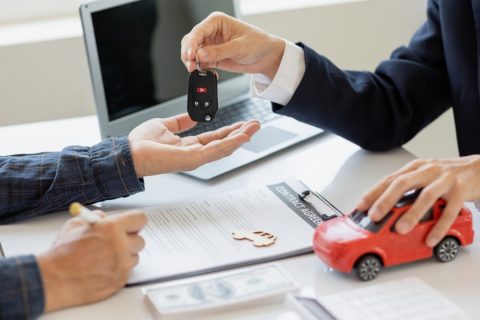 年収300万円で貯金50万円の会社員です。100万円の中古車を購入する場合、一番お得な支払い方法は何ですか？