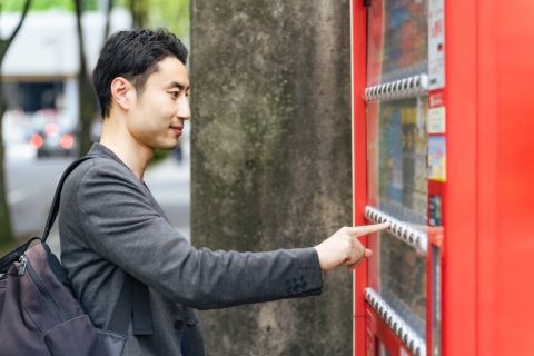 街でたまに「100円自販機」を見かけますが、安すぎて少し不安です。そもそも、なぜあんなに安く販売できるのでしょうか…？