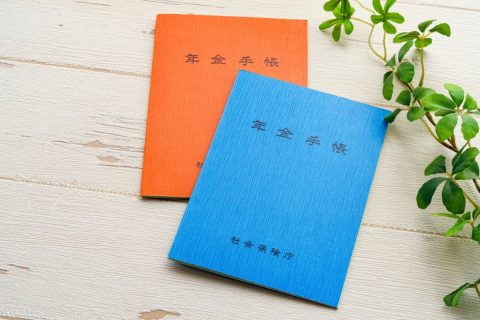 祖母の荷物を整理していると「年金手帳」が3冊も出てきました。しかも全部 “色” が違います。手帳は廃止されたので処分しても大丈夫でしょうか？