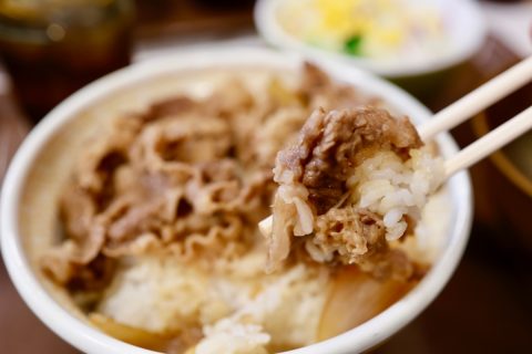 夕食は「松屋」で済ませています。自宅で牛丼を作る場合と費用はどれだけ違いますか？ また、健康面に影響はあるでしょうか？