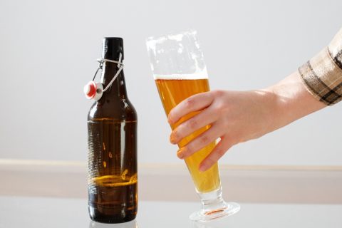 毎日ビールを2本飲む夫。肝機能が「要経過観察」と出ましたが、晩酌を「ノンアルコールビール」にするべきでしょうか？ 少しでもお酒を減らして欲しいです…