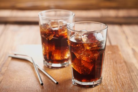 暑い日が続くので、いつも「ゼロカロリーコーラ」で水分補給しています。カロリーもないし健康に影響ありませんよね？