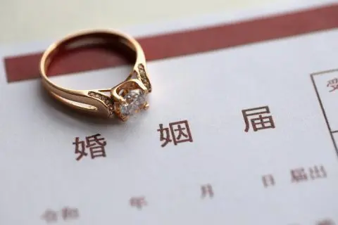 最近結婚した友人から「結婚したら60万円もらえた！」と聞きました。自治体からの“補助金”のようですが、これって結婚すればだれでももらえるんですか？