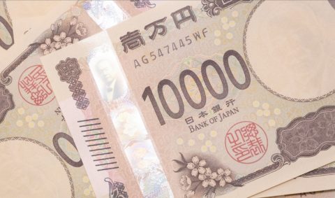 パート先で「寸志1万円」をもらいました。うれしいのですが、年収が「130万円」をギリギリ超えそうです。来月の勤務時間を減らすべきでしょうか…？