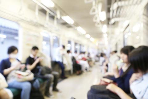 目的地が同じ場合、「電車移動」なら乗り換えが少ないほうが交通費は安くなりますか？