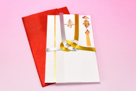 結婚式で職場の先輩が「5万円」ご祝儀を包んでくれました！ 引き出物はみんな同じなのですが、多めにもらったら別で“お礼”すべきでしょうか？