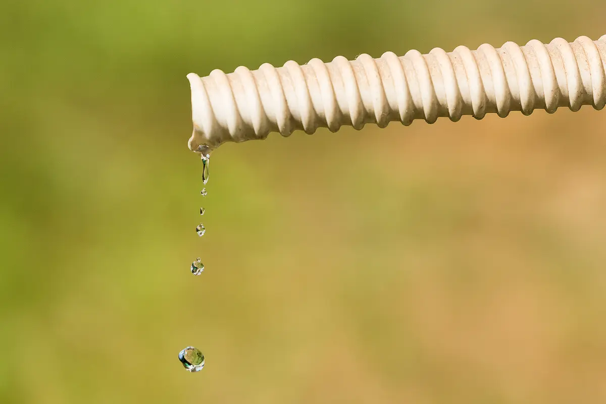 実家に行くと、母がエアコン室外機の排水ホースを野菜の植木鉢に載せていました。「自動で水やりできる」など言っていますが、排出された水は安全なのでしょうか？