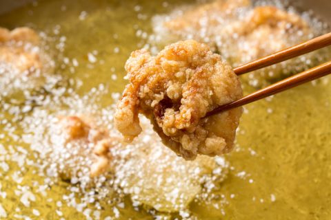 うちの母は「揚げ物」をしたら1回で「油」を捨てています。「油」って「3～4回は使いまわし」できるのではないのでしょうか？