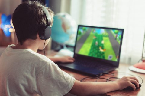 子どもに「チャット機能」のある「オンラインゲーム」をやらせるのは危険ですか？ 「課金機能」もあると聞いてなおさら警戒しています…。