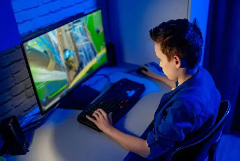 中学生の息子に「PCゲームがやりたいから、ゲーム用のパソコンを買って」と頼まれました。学生に買い与えるパソコンって、いくらぐらいが適切でしょうか？