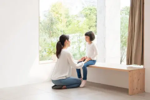 自分の子どもに「年収」を教えるのって危険ですか？ 先日、娘が「Aちゃんのお父さんは年収1000万円だって！」と言っていたのですが、大人になるまで“お金のこと”は伝えないほうが良いでしょうか…？