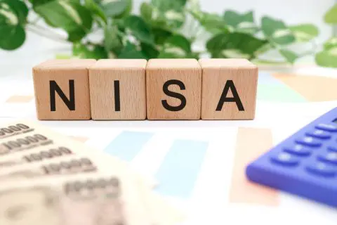 株価暴落が心配で「つみたてNISA」をやめようか迷っています。株価は変動も大きいですが、短期の下落でやめないほうがよいでしょうか？