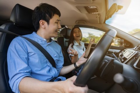 運転中に携帯電話で通話すると違反になるのに、助手席の人との会話はなぜOKなの？ 通話との差は何ですか？