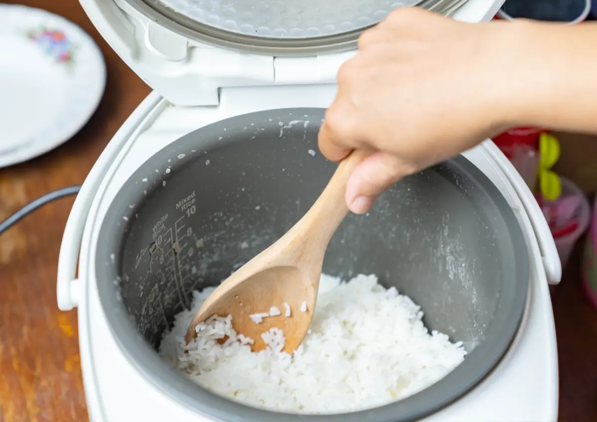 夫婦で1回の食事に「1合」ご飯を食べます。その都度ご飯を炊くか、3合まとめて炊いて冷凍するかはどちらが節約になりますか？