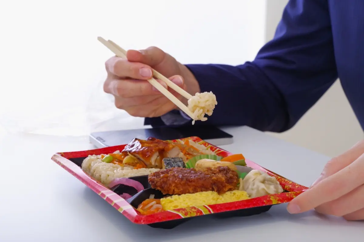 「コンビニ弁当」を1年食べた人と「自作弁当」を1年食べた人では「1年間」のランチ費用はどれだけ異なるの？