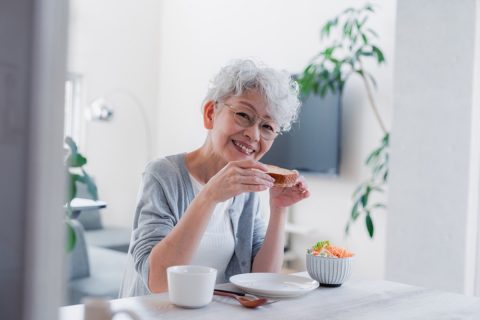 「お金には困っていない」と言いながらいつも同じ服で”質素な食事”をしている60代の母。一人暮らしで年金「月12万円」ですが、本当に大丈夫なのでしょうか？