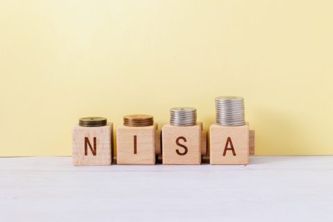 母に新NISAで「月5万円」投資していると話したら、「株価が急落してるのに危ない」と言われました。損をすると心配なようですが、変動が大きいなら“貯金”のほうが良いのでしょうか…？