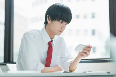 息子がもうすぐ中学生になります。スマホを与えようと思うのですが、「最新機種」はぜいたくすぎるでしょうか？