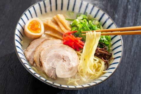 彼氏が「ラーメン」好きで一緒に食べに行きますが、「大盛り1杯」を2人で分けるのは“非常識”ですか？ 私が小食で1杯も食べきれません…