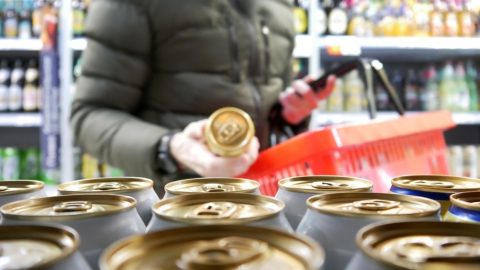 仕事終わりに「コンビニ」で”ビール”を買って飲むのが楽しみです。妻からは「スーパーで買って欲しい」と言われますが、どれぐらい節約になるのでしょうか？