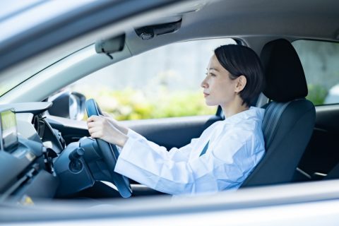 現在、排気量2500シーシーの車に乗っています。軽自動車や排気量の小さい車に乗り換えると、どのくらい節税できますか？