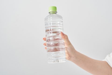 「ペットボトルの水」と「持参の水道水」では、年間の飲み物代はどれくらい変わりますか？