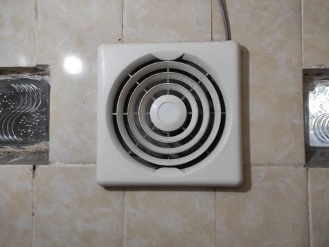 5日間の旅行中も浴室とトイレの「換気扇」はつけっぱなしでいくという妻。電気代はどのくらいかかるのでしょうか？