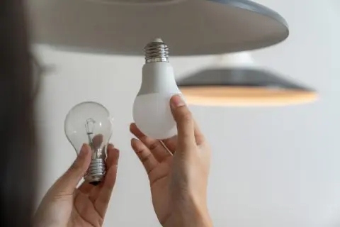 我が家はまだ「白熱電球」を使っています。少しでも電気代をおさえるために”暗く”していますが効果はありますか？