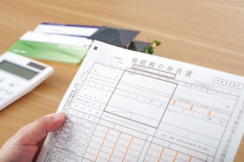 帰省したら、今年亡くなった祖父の遺産分割で孫にも「5万円」ずつもらいました。この金額なら“お小遣い”の範囲で、相続税は気にしなくても大丈夫ですよね…？