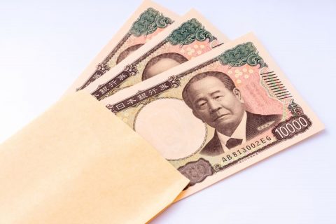 田舎の母から送られてくる荷物に現金「3万円」が入った封筒が紛れていた…！郵便の「現金書留」で送らなくても大丈夫なのでしょうか？